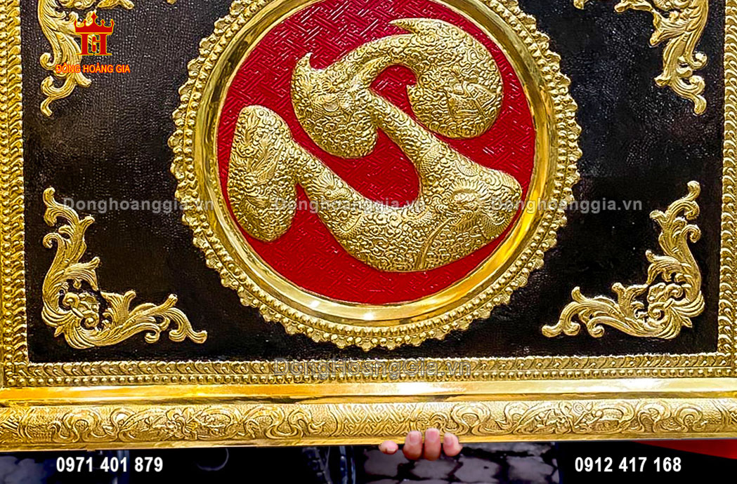 Từng đường nét trên bức tranh chữ tâm được chạm khắc tỉ mỉ và tinh xảo